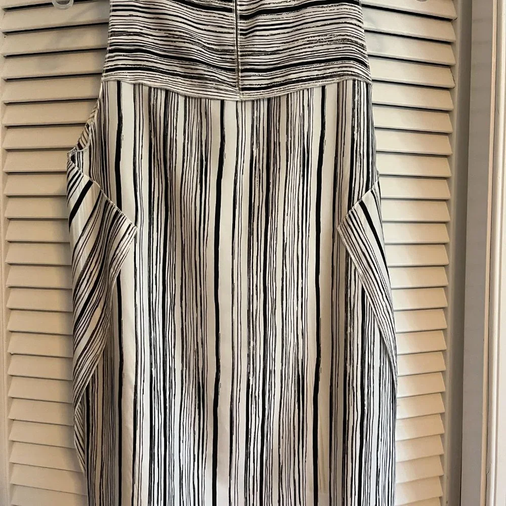 Ann Taylor black & white sleeveless asymmetrical blouse shirt top sz S